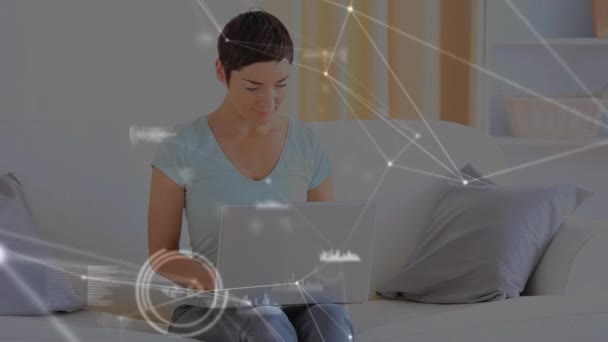 家庭からのノートパソコン学習を用いた女子学生間の接続とデータ処理のネットワークアニメーション コロナウイルスCovid 19の普及 — ストック動画