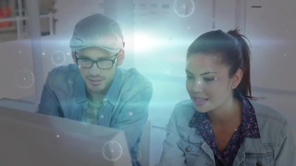 Animation de deux personnes assises ensemble, à l'aide d'un ordinateur sur un réseau de connexion, traitement de données, statistiques montrant en arrière-plan . 