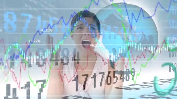 股票市场展示的动画 数据记录 显示妇女持头以上的统计数字 全球旋转 — 图库视频影像