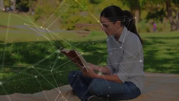 Animación Red Conexiones Sobre Las Alumnas Que Leen Libro Aprendiendo — Vídeos de Stock