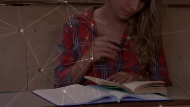 Animering Nätverk Anslutningar Över Kvinnliga Studenter Läsning Och Göra Anteckningar — Stockvideo