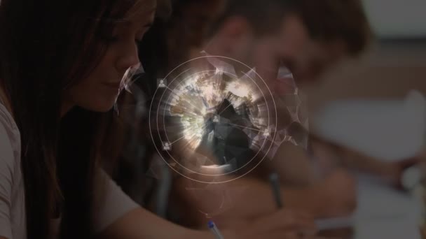 Animation d'un groupe d'étudiants assis près d'un bureau, écrivant sur un globe constitué de connexions en arrière-plan. Concept d'éducation composite numérique .