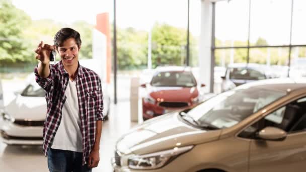 Gülümseyen Beyaz Erkek Müşterinin Araba Anahtarlarını Tutması Arka Planda Arabalar — Stok video
