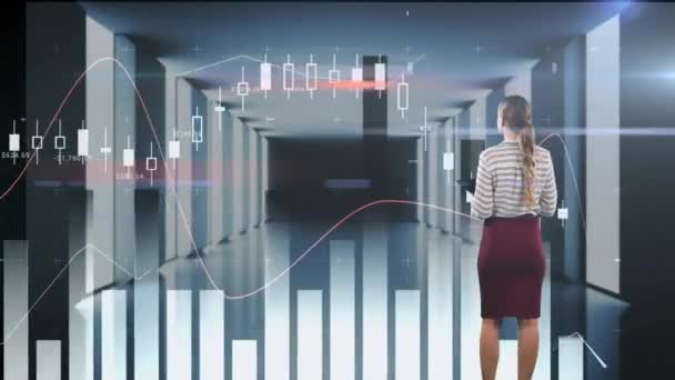 映像を見る白人女性のリアビューのアニメーション 背景のサーバールーム ビジネスコンセプトの技術 デジタル複合体 — ストック動画