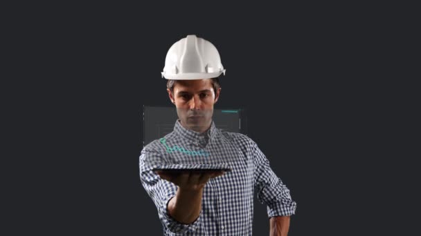 デジタルタブレットを持ち 黒い背景 デジタル複合機を背景に3D画面上のチャートを見てハード帽子をかぶった白人男性エンジニアのアニメーション — ストック動画