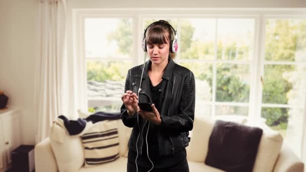 Animación Una Mujer Caucásica Usando Auriculares Escuchando Música Con Smartphone — Vídeos de Stock