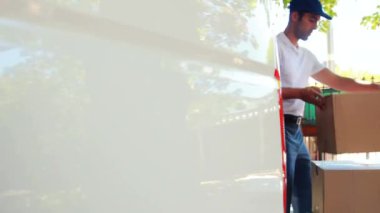 Karton kutularla teslimatçı üzerinde ücretsiz sevkiyat kelimesinin animasyonu. Coronavirus covid 19 salgın konsepti dijital kompozit sırasında e-ticaret ve dağıtım hizmetleri kilit altında.