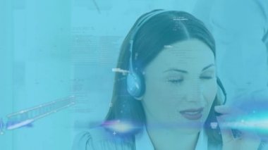 Kafkas kadının kulaklık taktığı, veri kaydı üzerinden bilgisayar kullandığı animasyon istatistikleri gösteriyor. Dijital olarak oluşturulan karantina konsepti süresince evden çalışmaya sosyal mesafeli kişisel izolasyon