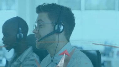 Kulaklık takan ve hareket eden pusula okuyla konuşan mutlu çokuluslu çağrı merkezi çalışanlarının animasyonu. İş iletişim teknolojisi kavramı dijital olarak oluşturuldu