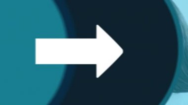 Kulaklık takan ve sağa bakan beyaz ok üzerinden ofiste bilgisayar kullanan çok ırklı çağrı merkezi çalışanlarının animasyonu. İş iletişim teknolojisi kavramı dijital olarak oluşturuldu