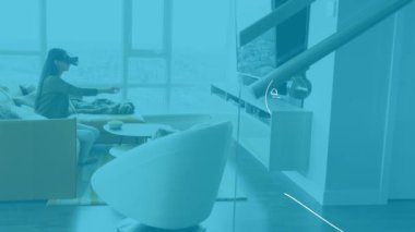 Matematik denklemleri üzerine video kulaklık takan bir kadının animasyonu. Karantina tecridi sırasında dijital olarak üretilen sosyal mesafeli kişisel izolasyon