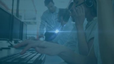 Kulaklık takan ve dünyanın dört bir yanında bilgisayar kullanan çok ırklı çağrı merkezi çalışanlarının animasyonu. İş iletişim teknolojisi kavramı dijital olarak oluşturuldu