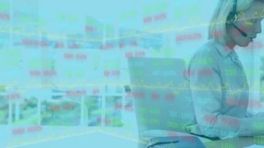 Kafkasyalı bir kadının kulaklık taktığı, istatistik yerine bilgisayar kullandığı animasyon, veri kaydı. Karantina tecridi sırasında dijital olarak üretilen sosyal mesafeli kişisel izolasyon