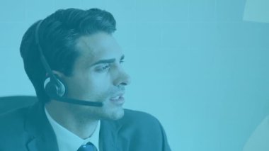 İstatistikler ve veriler üzerinden, kulaklık takan, konuşan ve gülümseyen beyaz adamın animasyonu. Karantina tecridi sırasında dijital olarak üretilen sosyal mesafeli kişisel izolasyon