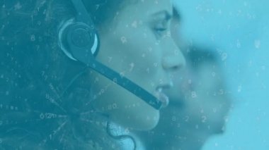 Kulaklık takan kadın ve çok ırklı çağrı merkezi meslektaşlarının veri ağı ve istatistik üzerinden bilgisayarları kullanmalarının animasyonu. İş iletişim teknolojisi kavramı dijital olarak oluşturuldu