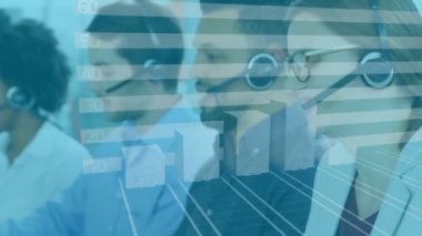 Kulaklık takan ve istatistikleri gösteren veri kaydı üzerinden bilgisayar kullanan çok ırklı çağrı merkezi çalışanlarının animasyonu. İş iletişim teknolojisi kavramı dijital olarak oluşturuldu