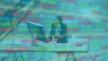 Depoda bilgisayar başında çalışan beyaz bir kadının istatistik ve veriler üzerinden animasyonu. Coronavirus Covid-19 salgını sırasında elektronik ticaret ve dağıtım hizmetleri dijital olarak üretildi.