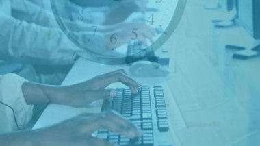 Bir grup çok ırklı çağrı merkezi çalışanının, kulaklık takıp, saatlerce bir ofiste bilgisayar kullanmasının animasyonu. İş iletişim teknolojisi kavramı dijital olarak oluşturuldu