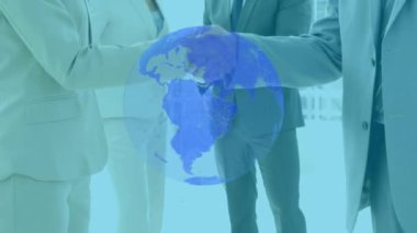 Çok ırklı iş adamlarından oluşan bir grup dünyanın dört bir yanında el sıkışıyor. İş iletişim teknolojisi kavramı dijital olarak oluşturuldu