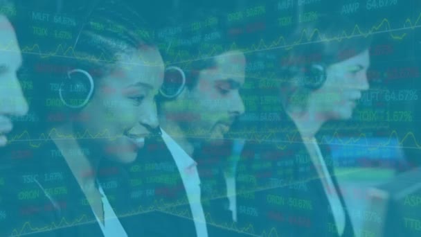 Animation d'un groupe de travailleurs de centres d'appels multiethniques portant des écouteurs et utilisant des ordinateurs au bureau pour enregistrer des données, montrant des statistiques. Concept de technologie de communication de travail généré numériquement 