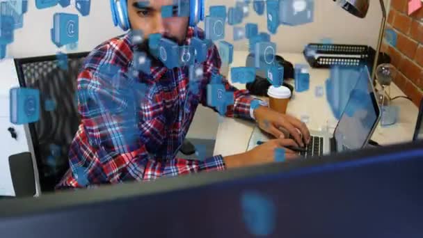 Animation Blauer Symbole Die Mit Einem Laptop Über Einen Mann — Stockvideo
