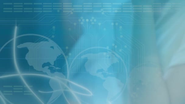 Animation d'un groupe de travailleurs de centres d'appels multiethniques portant des écouteurs et utilisant des ordinateurs au bureau sur l'enregistrement de données, tournage du globe. Concept de technologie de communication de travail généré numériquement 