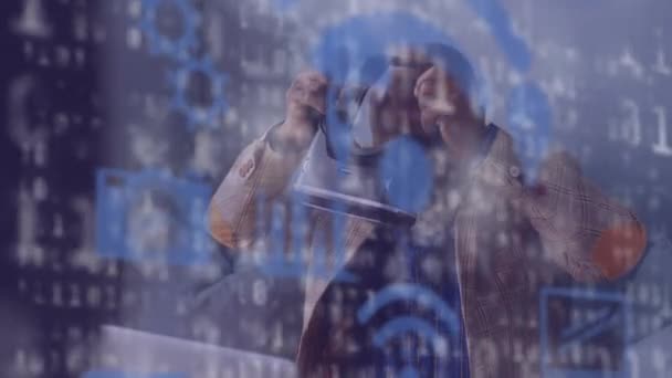 Animation d'icônes bleues survolant un homme à l'aide d'un casque VR. Distance sociale et auto-isolement en quarantaine verrouillé pendant le coronavirus covid 19 concept épidémique composition numérique 