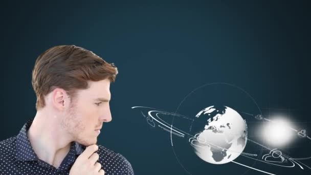 地球の回転を見ている白人男性のアニメーション 世界経済と技術の概念デジタル複合体 — ストック動画