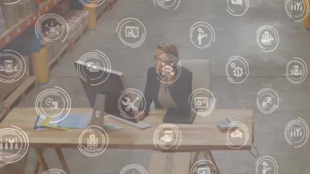 在仓库工作的妇女的动画 使用带有圆形图标的计算机 Coronavirus Covid 19流行病概念数字组合期间封锁检疫过程中的电子商务和递送服务 — 图库视频影像