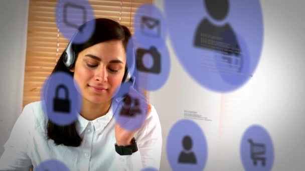 Animação Ícones Roxos Voando Sobre Uma Mulher Usando Fone Ouvido — Vídeo de Stock