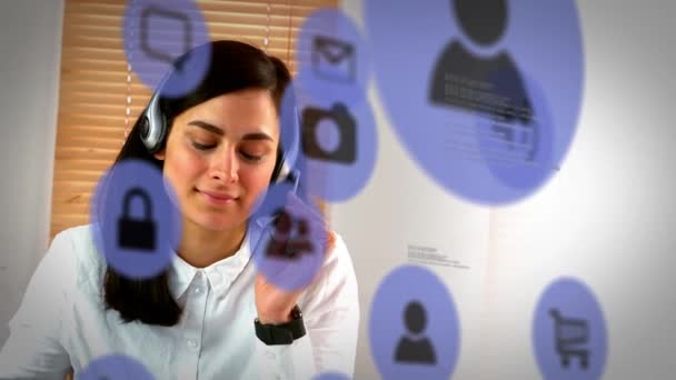 Animation Icônes Violettes Survolant Une Femme Aide Casque Maison Distance — Video