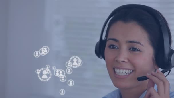 Animação Ícones Pessoas Voando Sobre Uma Mulher Usando Fone Ouvido — Vídeo de Stock