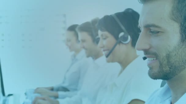 Animazione Gruppo Operatori Call Center Multietnici Che Indossano Auricolari Utilizzano — Video Stock