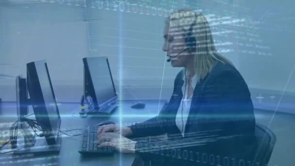 Beyaz Kadının Kulaklık Taktığı Istatistik Veri Kaydı Üzerinden Bilgisayar Kullandığı — Stok video