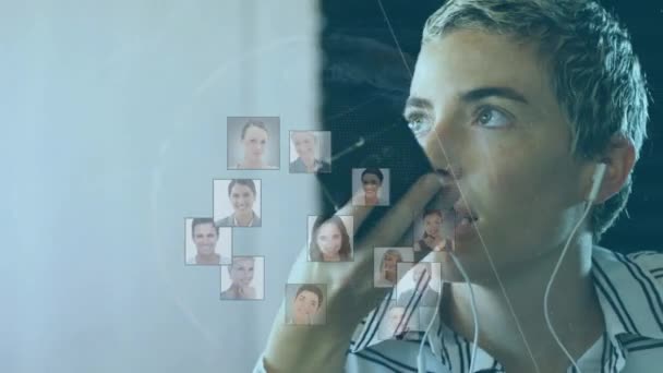 Animation d'une femme caucasienne portant des écouteurs, sur des photos de gens flottant. Éloignement social isolement personnel travail à domicile pendant la quarantaine concept de verrouillage généré numériquement 