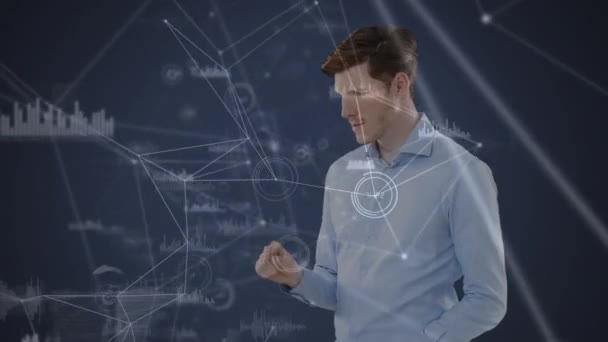 統計との接続のWebのドットに触れる白人男性のアニメーション 世界経済と技術の概念デジタル複合体 — ストック動画