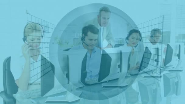 Animation d'un groupe de travailleurs de centres d'appels multiethniques portant des écouteurs et utilisant des ordinateurs au bureau pour enregistrer des données, montrant des statistiques. Concept de technologie de communication de travail généré numériquement 