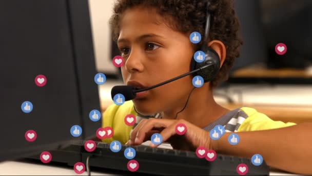 Animacja Ikon Mediów Społecznościowych Przelatujących Nad Chłopcem Podczas Nauki Domu — Wideo stockowe