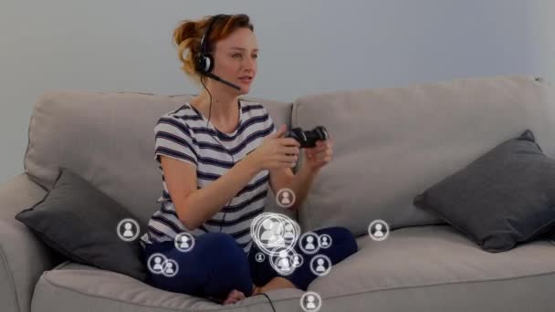 Animação Ícones Pessoas Voando Sobre Uma Mulher Jogando Jogo Vídeo — Vídeo de Stock