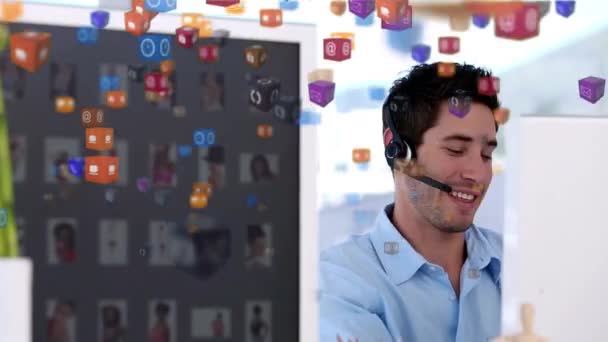 Animação Ícones Cubo Sobrevoando Homem Usando Telefone Sozinho Escritório Distanciamento — Vídeo de Stock