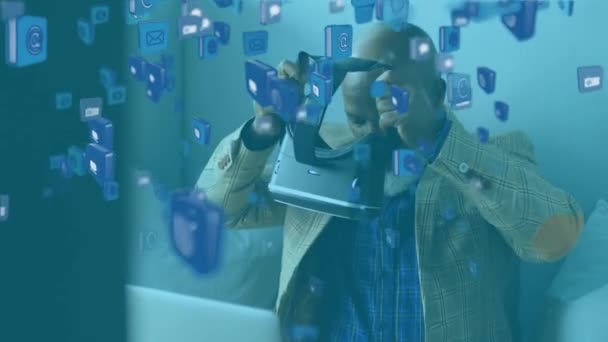 Анимация Афроамериканца Наушниках Над Плавающими Социальными Иконами Социальная Дистанционная Самоизоляция — стоковое видео