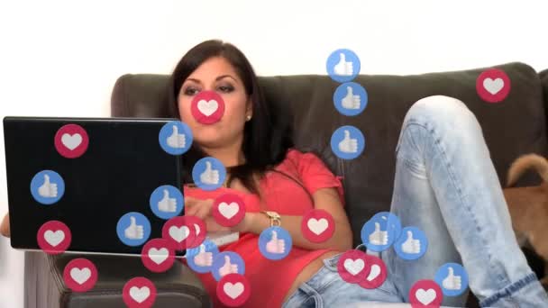 Animation Icônes Des Médias Sociaux Survolant Une Femme Aide Son — Video