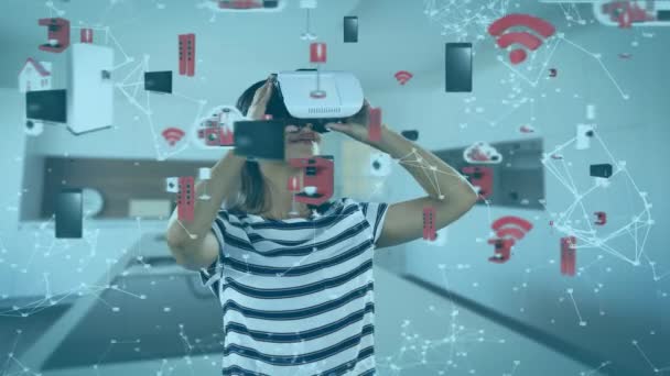Animación Mujer Raza Mixta Con Auriculares Sobre Red Conexiones Iconos — Vídeo de stock