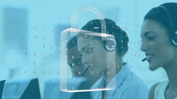 多族呼叫中心工作人员头戴耳机 在办公室使用电脑 在挂锁上放数字浮动的动画 数字产生的工作通信技术概念 — 图库视频影像