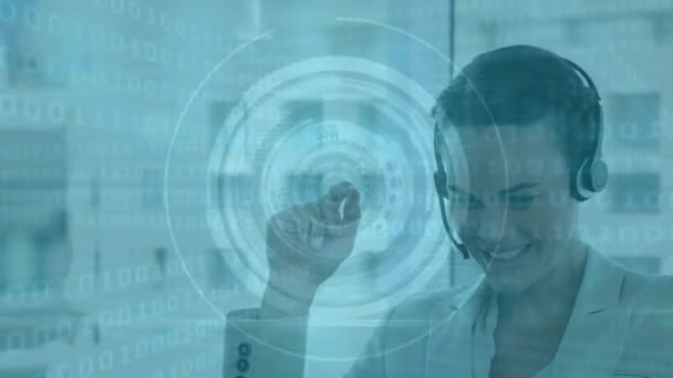 Animation d'une femme caucasienne portant un casque, parlant et souriant, sur les statistiques et les données. Éloignement social isolement personnel travail à domicile pendant la quarantaine concept de verrouillage généré numériquement 