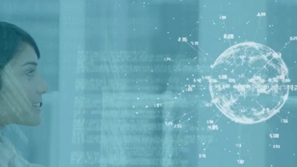 Animation d'une femme caucasienne portant un casque sur un globe de connexions tournant. Éloignement social isolement personnel travail à domicile pendant la quarantaine concept de verrouillage généré numériquement 