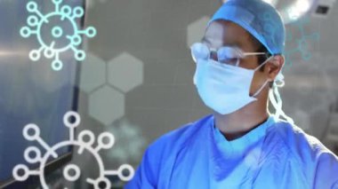 Ekrana bakan bir erkek doktor üzerinde makro Covid-19 hücrelerinin canlandırılması. Dijital olarak üretilen küresel koronavirüs Covid 19 salgın konsepti.