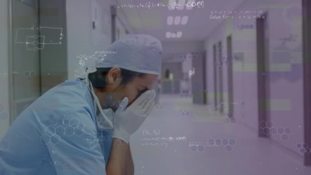 数学方程的动画漂浮在一位坐在医院走廊里的男医生身上 双手捂住了他的脸 全球大流行病Coronavirus Covid — 图库视频影像