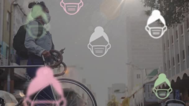 Анимация Людей Масках Плавающих Над Азиаткой Маске Идущих Улице Велосипедом — стоковое видео