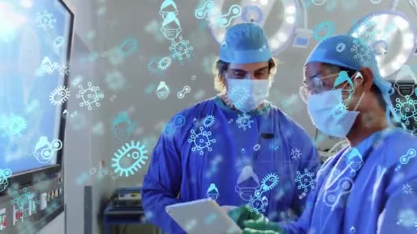 マクロCovid 19細胞のアニメーションと2人の医師の上にデジタルタブレットを使用して浮かんで顔マスクのアイコンを身に着けている人々 世界的なパンデミックコロナウイルスCovid 19感染症の概念をデジタルで生成 — ストック動画